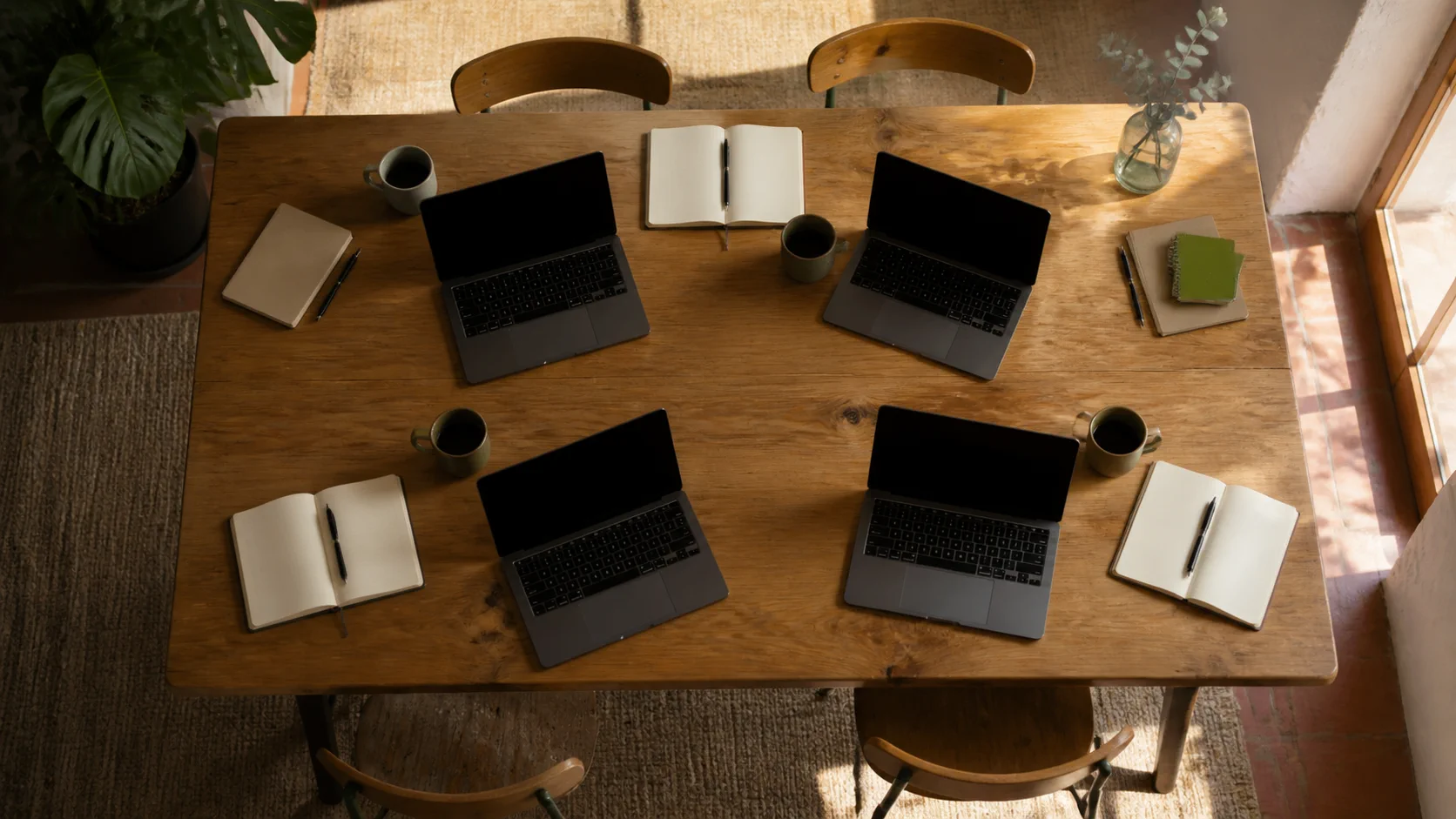 Mesa de trabalho partilhada preparada para quatro pessoas